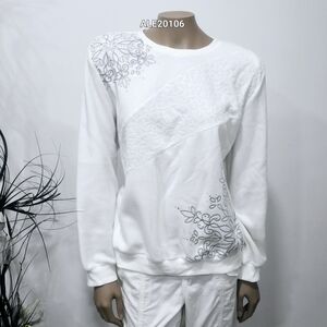 Alfred Dunner White Top with Gray Floral Design Sz.Large.